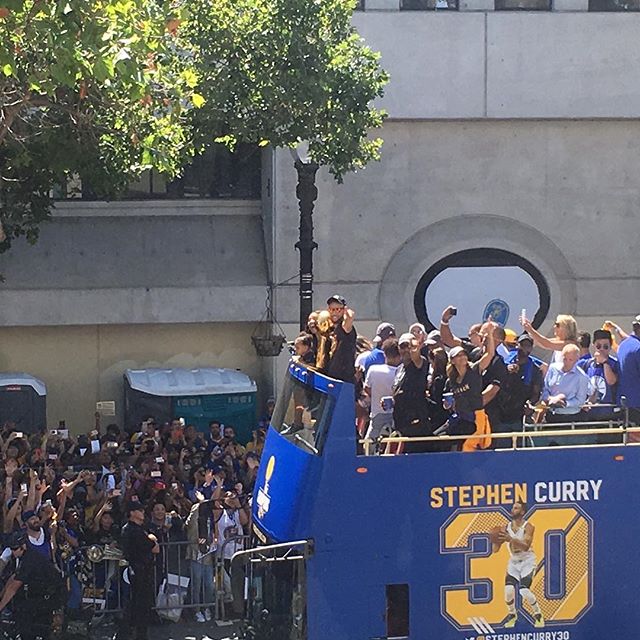 @stephencurry30 calls out his #chendesign fans on @warriors parade day! 🎉🎉🎉 "Club level" viewing + double decker bus = perfect eye contact. #gowarriors